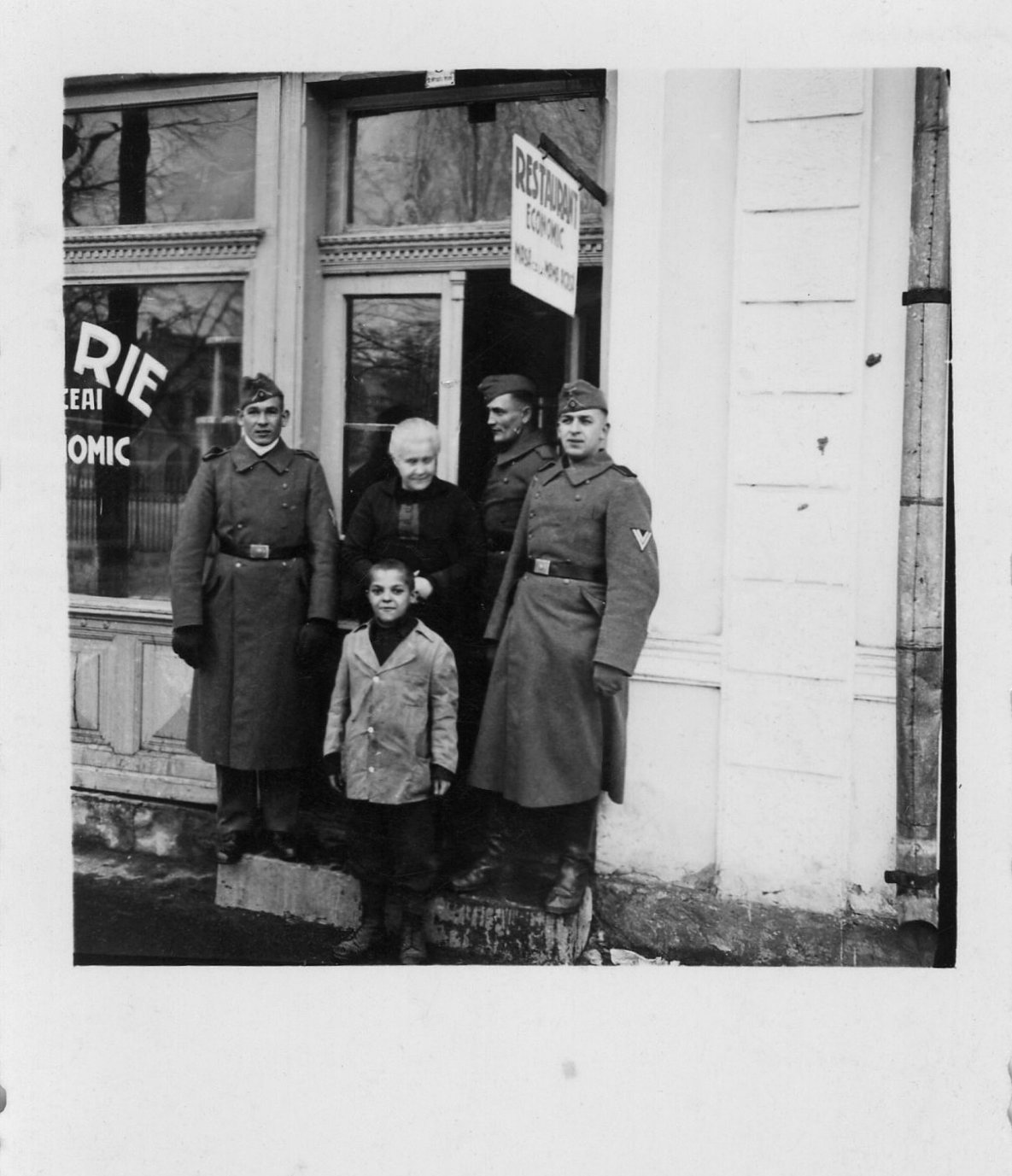 06_RestaurantMitSoldaten_Ende1930_Kapitel1